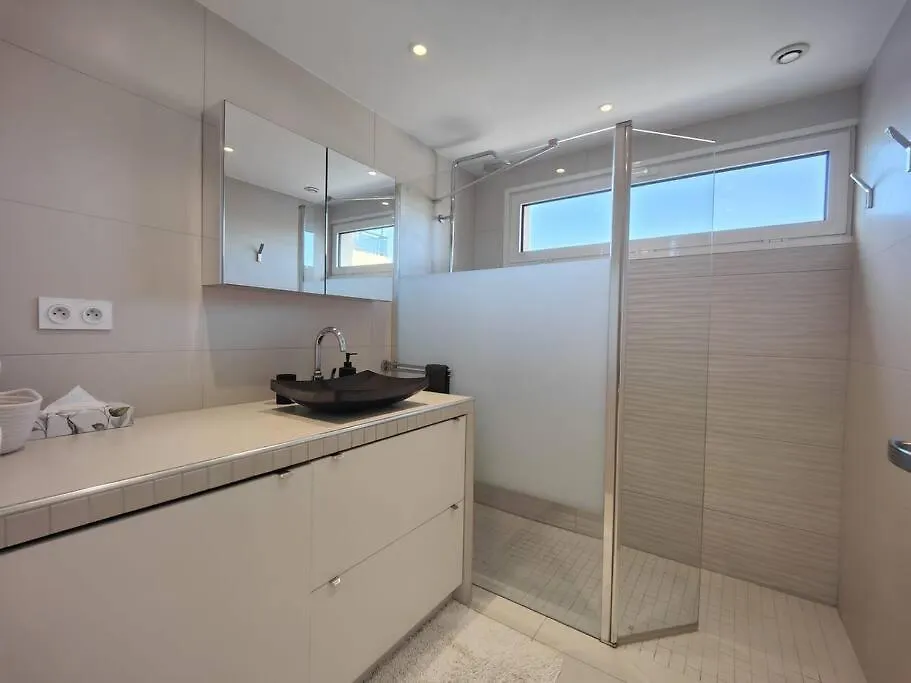 Cannes Vue Mer T2 61M²+ Parking